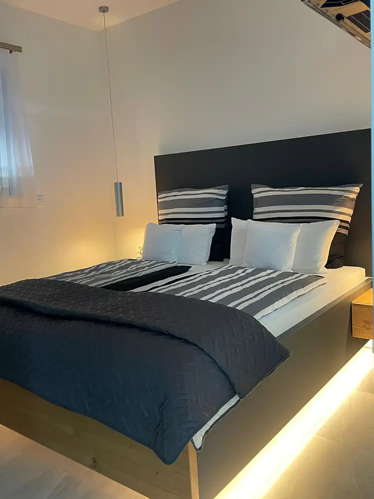 Schlafzimmer Bett Wohnung Adrian