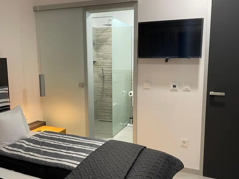 Schlafzimmer und Bad Wohnung Adrian