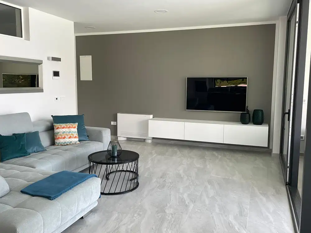 Fernseher Wohnung Adrian