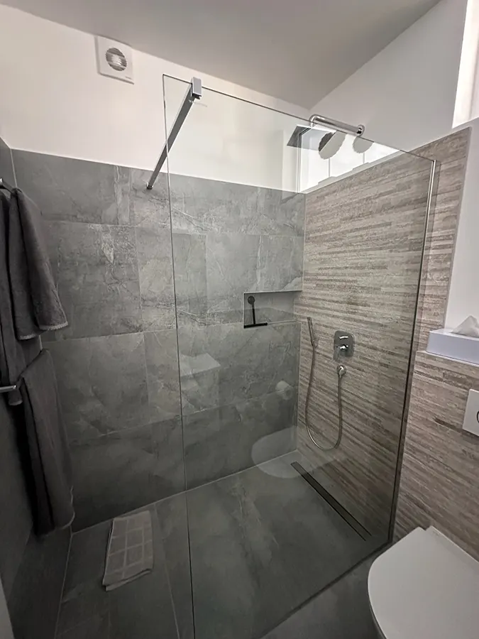 Dusche im Bad 1