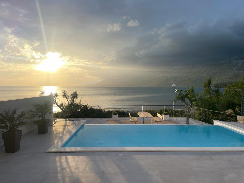 Pool mit Meerblick über der Adria